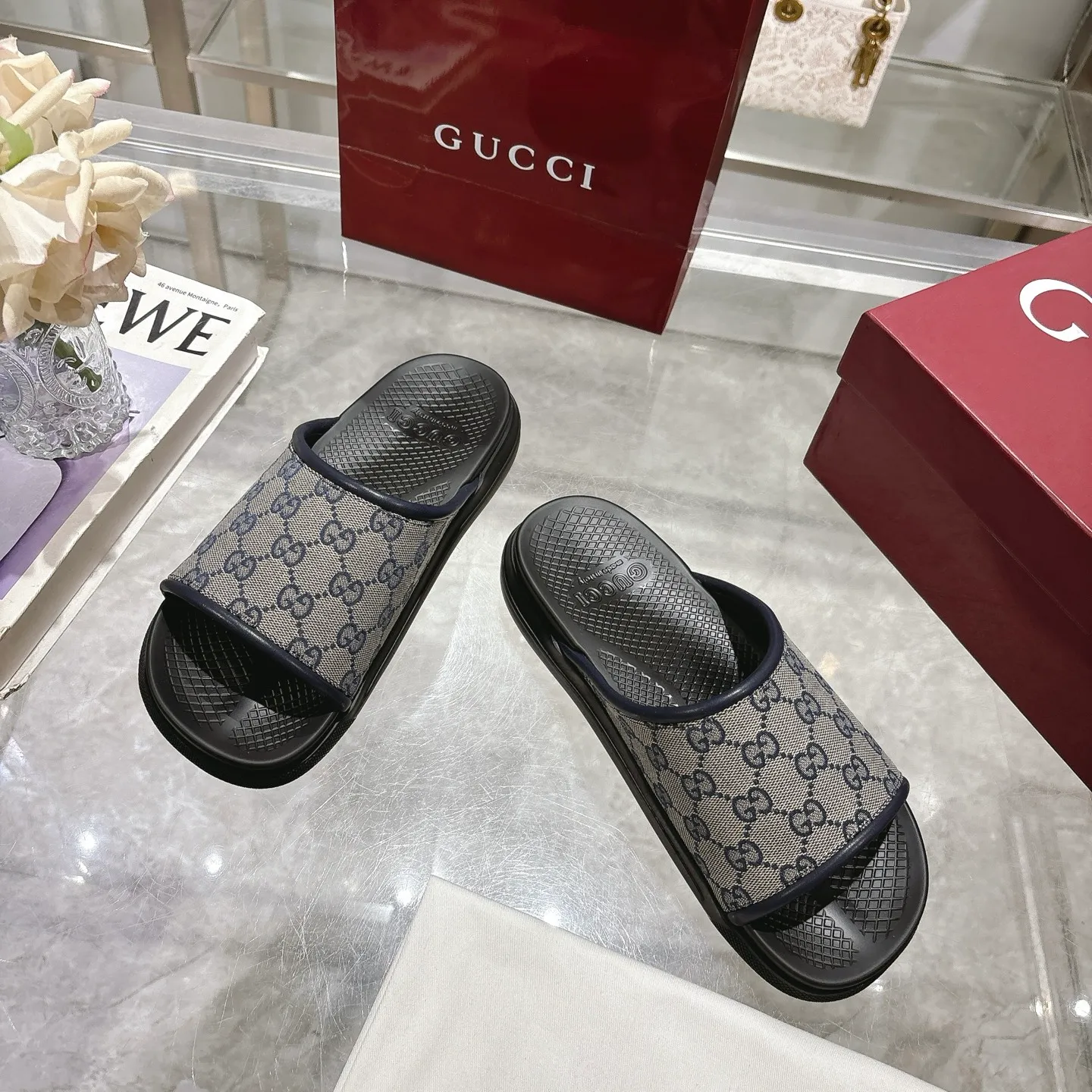 p400🐮🐮New summer men's slip-on slippers. Inspired by the summer spirit and beach clubs of the Italian coast, this piece is part of Gucci Lido. The Pre-Fall collection reinterprets the brand's signature elements and sophisticated patterns in a contemporary way. Made from black rubber, these flat sandals feature a slip-on design that reinterprets the brand's distinctive green and red web design. GG Classic Upper Men's Molded Rubber Footbed Gucci Logo Flat Made in Italy Size: Men's 40 to 47,